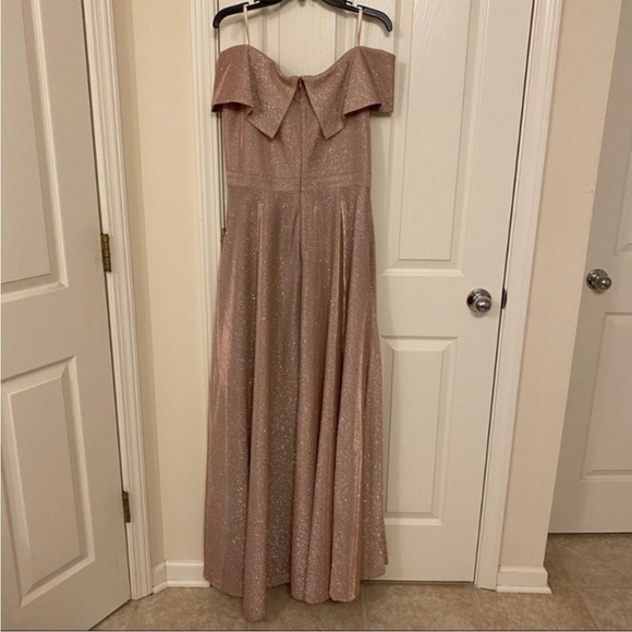 XSCAPE Off-The-Shoulder Shimmer Wrap Style Gown in Blush Pink/Silver Size 2 - Picture 7 of 9